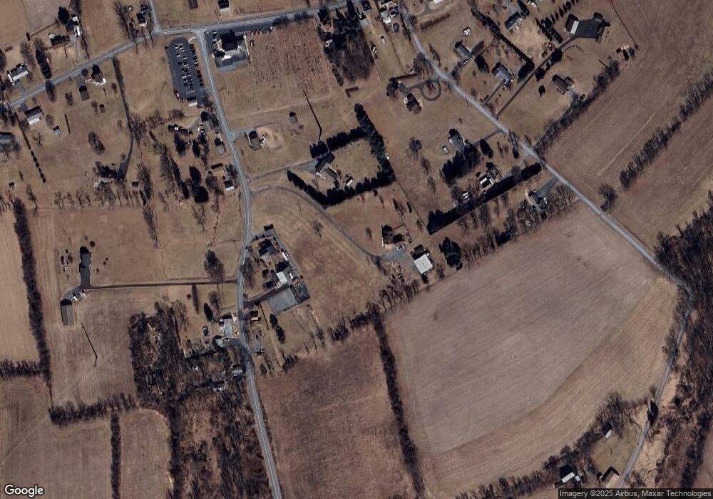 522 N Hokendauqua Dr, Bath, PA 18014 - photo 1