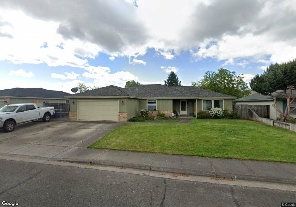 924 Juanita Way, Central Point, OR 97502 - photo 1