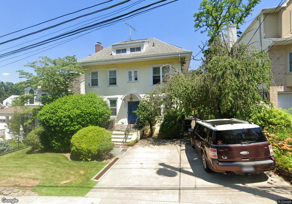 213 Thompson Shore Rd, Manhasset, NY 11030 - photo 1