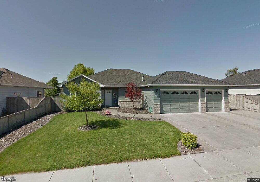 637 Meadowbrook Dr, Central Point, OR 97502 - photo 1