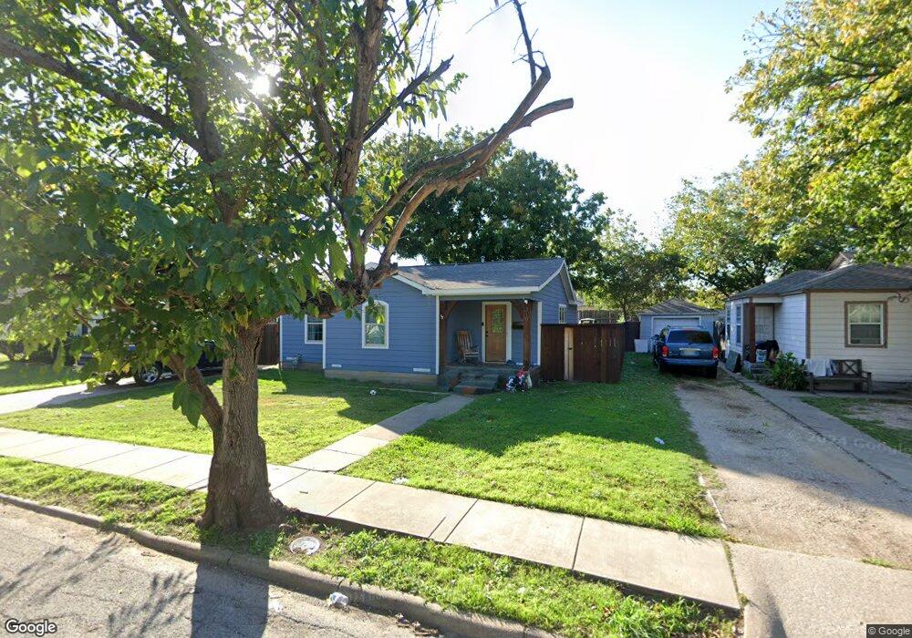 319 NE 10th St, Grand Prairie, TX 75050 - photo 1