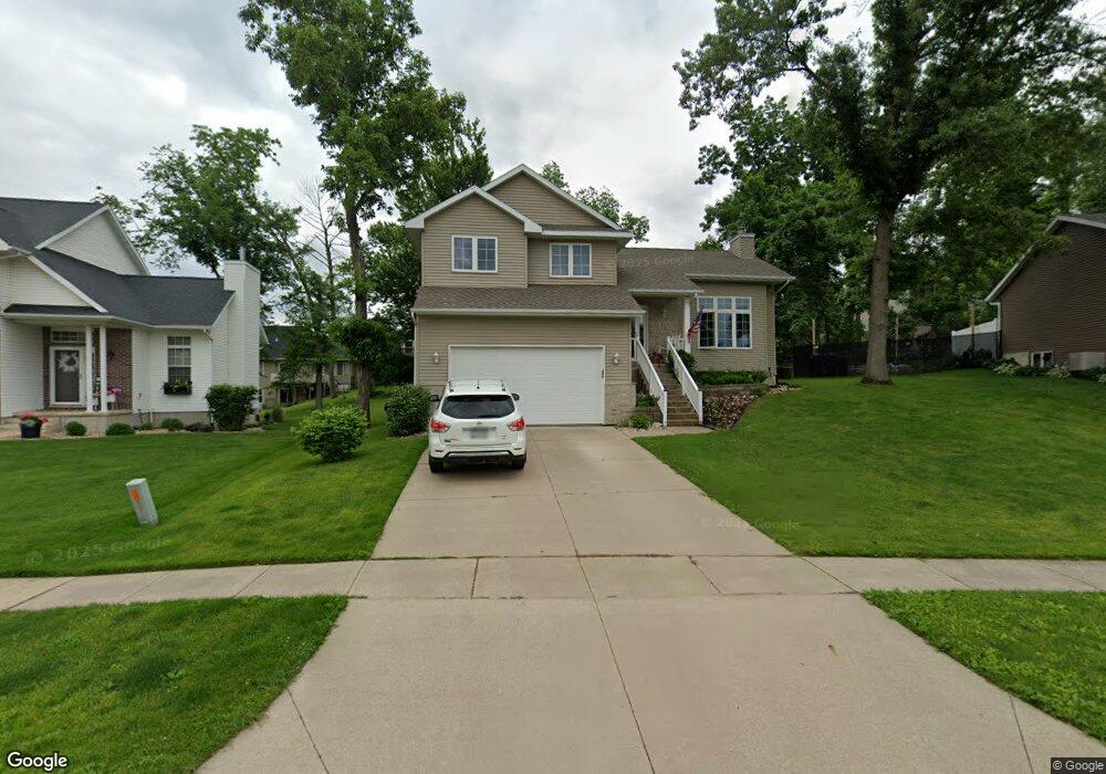 1819 Greenlefe Dr NW, Cedar Rapids, IA 52405 - photo 1