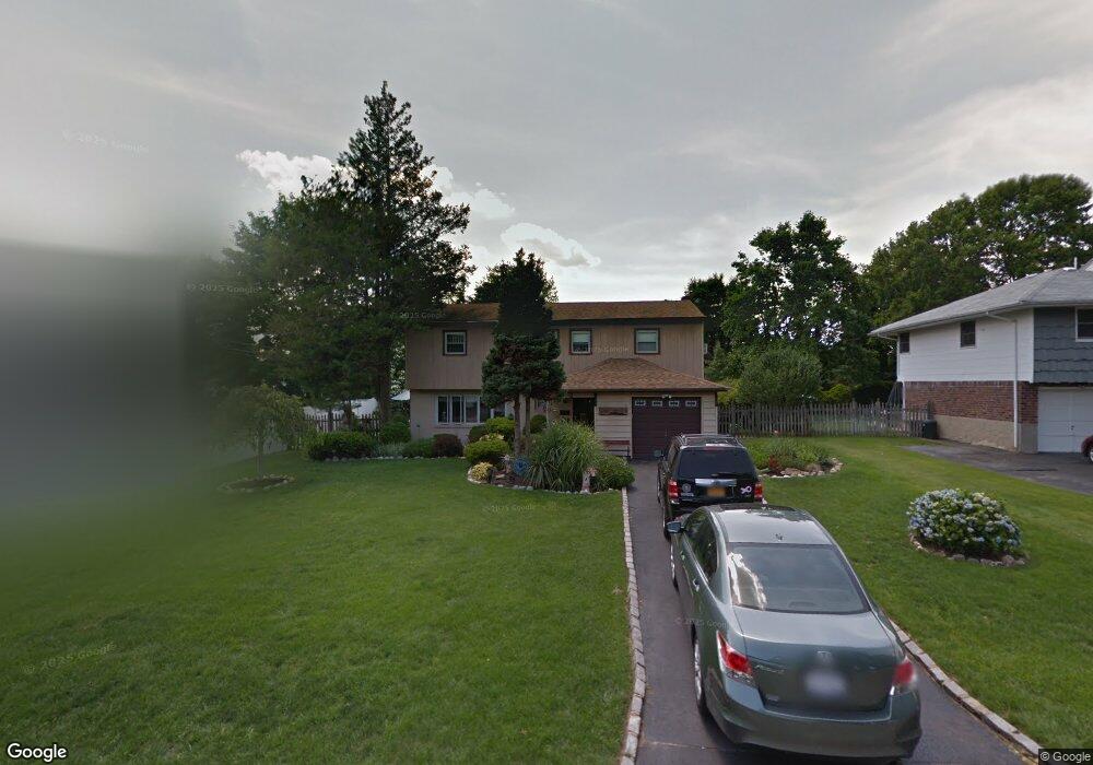 2 Crabapple Ln, ComMacK, NY 11725 - photo 1