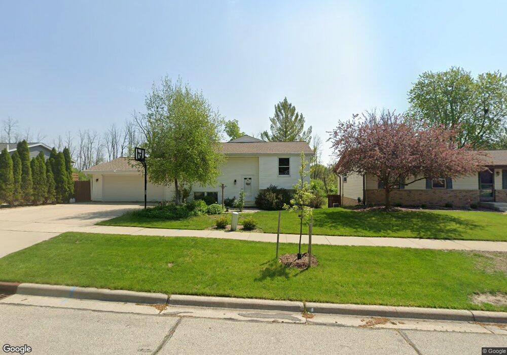 921 Villa Park Dr, West Bend, WI 53090 - photo 1