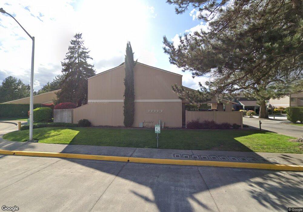 1030 SE Camelot Dr, Grants Pass, OR 97526 - photo 1