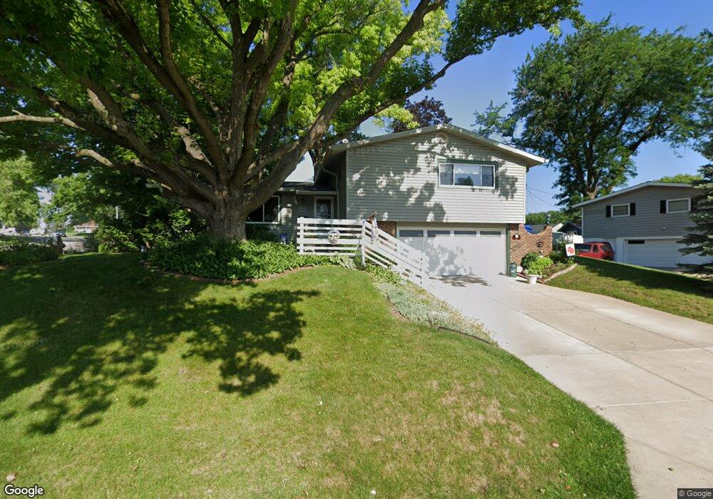 1543 Broadview Dr, Bettendorf, IA 52722 - photo 1