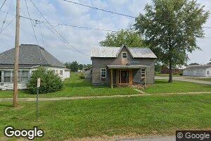 302 W 5th St, Saint Elmo, IL 62458