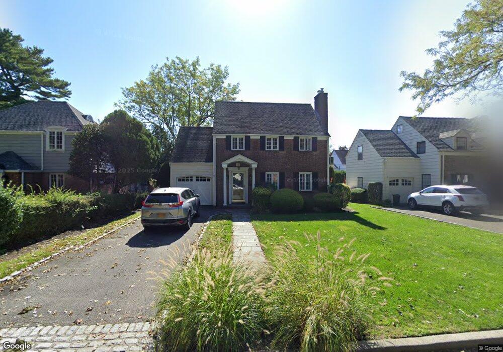 10 Normandy Ln, Manhasset, NY 11030 - photo 1
