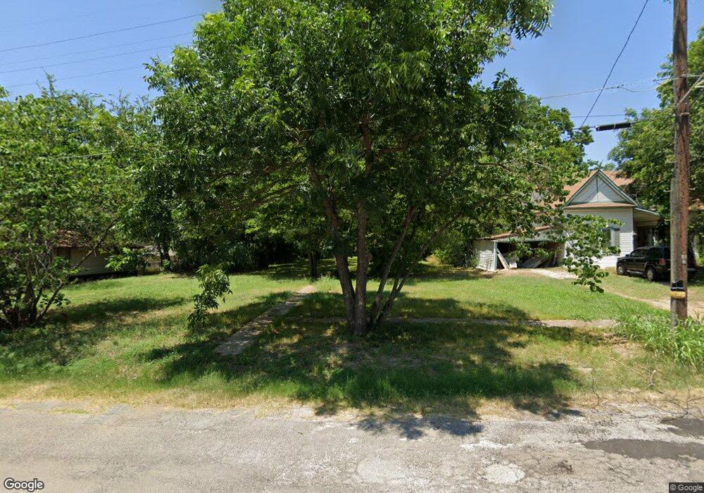818 W 5th St, Bonham, TX 75418 - photo 1