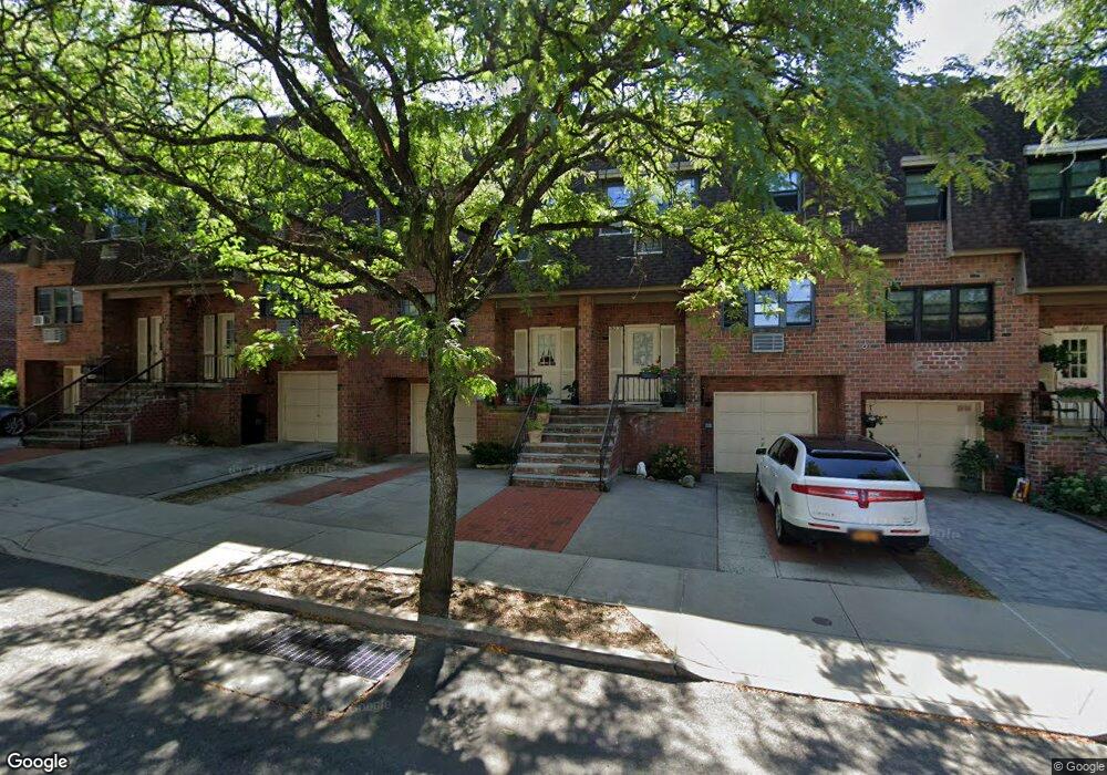 24012 69th Ave unit 46, Little Neck, NY 11362 - photo 1