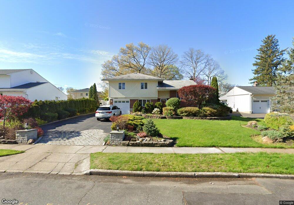 16 Cayuga Place, ComMacK, NY 11725 - photo 1