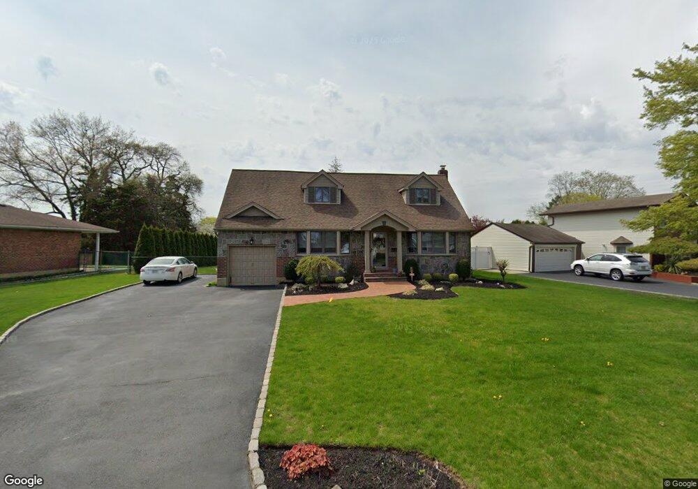 18 Gehrig St, ComMacK, NY 11725 - photo 1