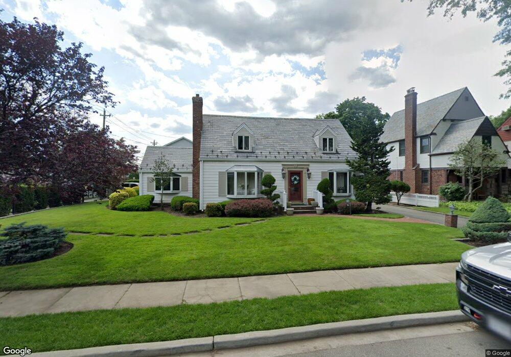 5 Croyden Rd, Mineola, NY 11501 - photo 1