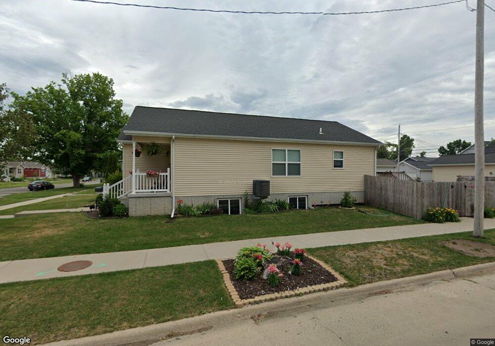 831 G Ave NW, Cedar Rapids, IA 52405 - photo 1