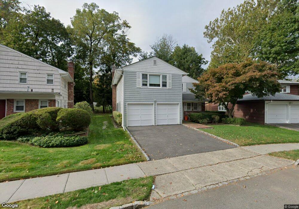 16 Meryl Ln, Great Neck, NY 11024 - photo 1