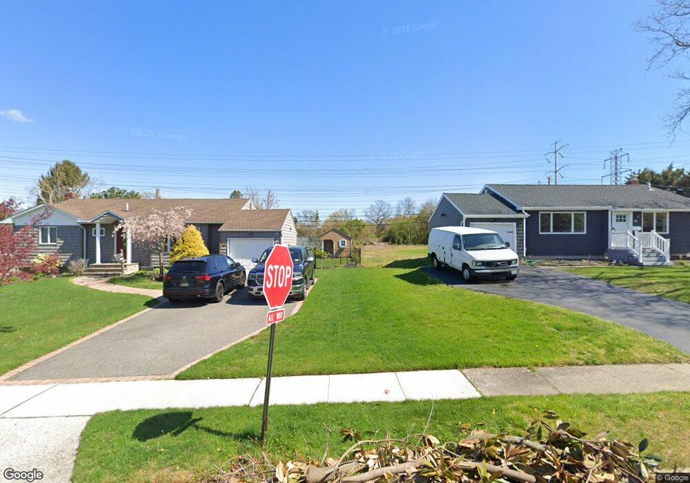 11 Oneida Ln, ComMacK, NY 11725 - photo 1
