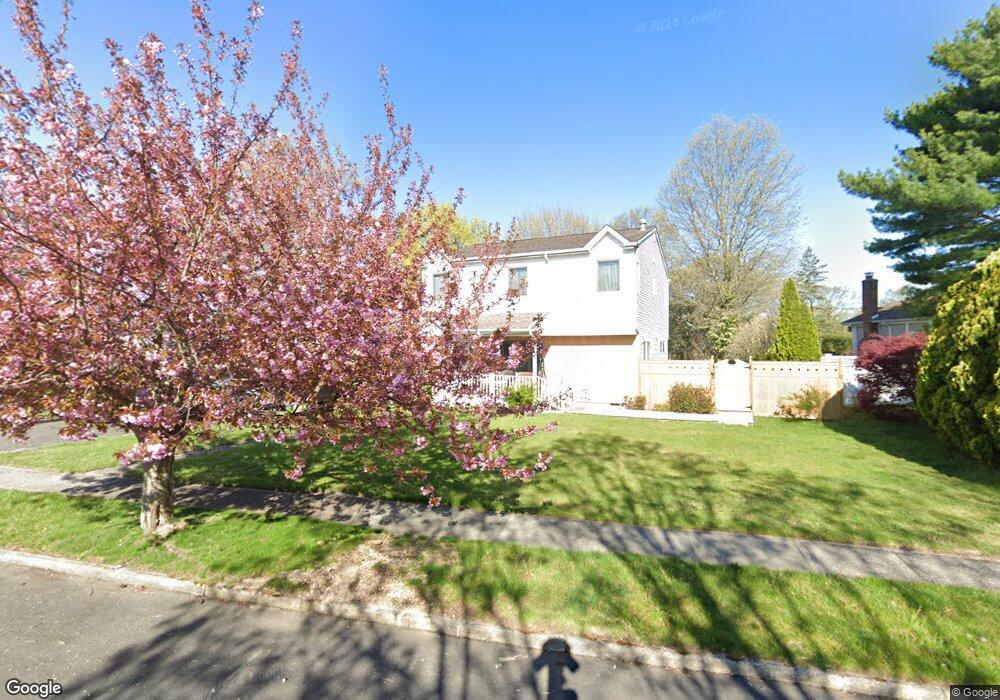 8 Oneida Ln, ComMacK, NY 11725 - photo 1