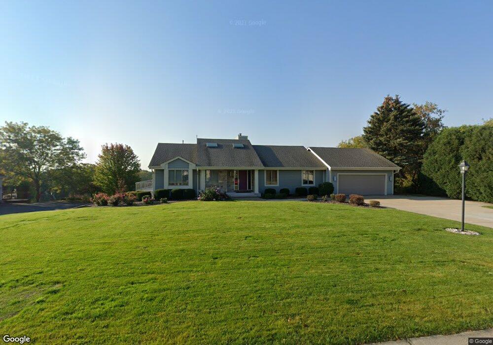 N33W23299 Greenbriar Ct, Pewaukee, WI 53072 - photo 1