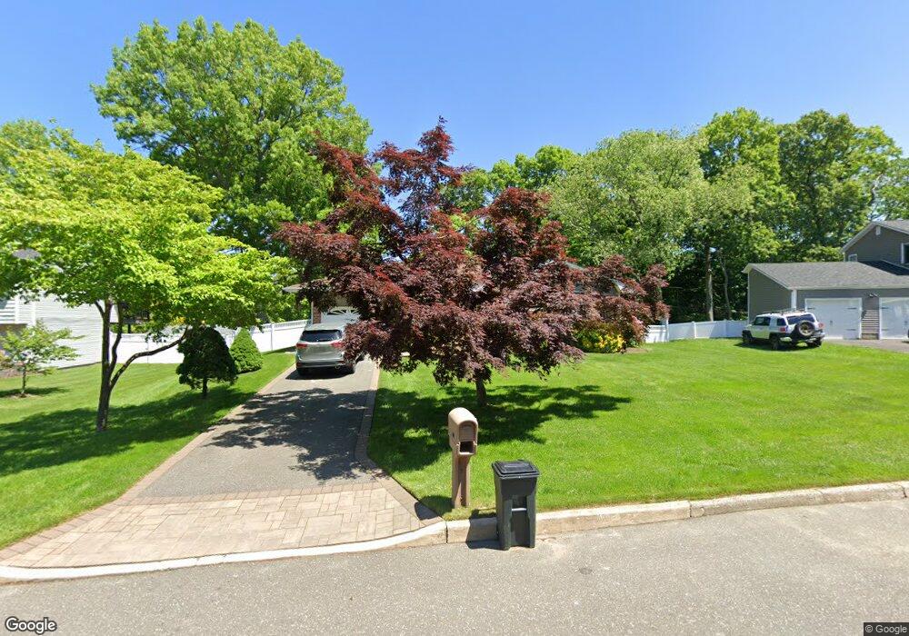 31 Pheasant Dr, ComMacK, NY 11725 - photo 1