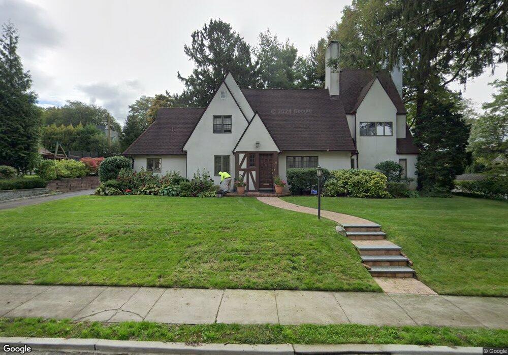 10 Darley Rd, Great Neck, NY 11021 - photo 1