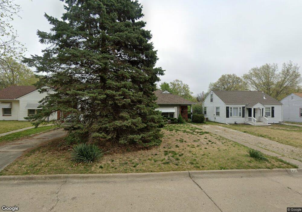 836 SW Parkview St, Topeka, KS 66606 - photo 1