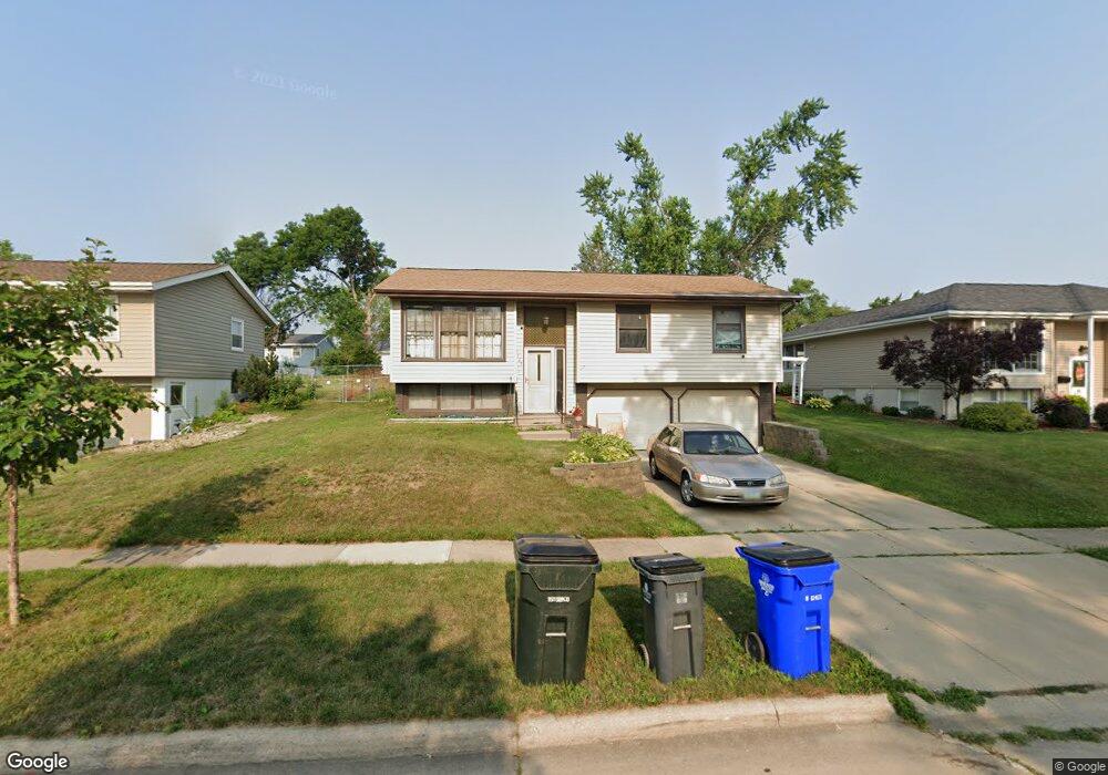 4705 Pineview Dr NE, Cedar Rapids, IA 52402 - photo 1