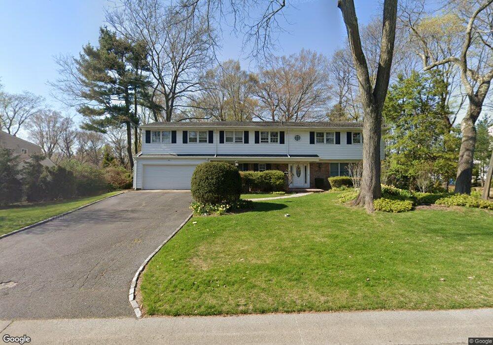 142 Hemlock Rd, Manhasset, NY 11030 - photo 1