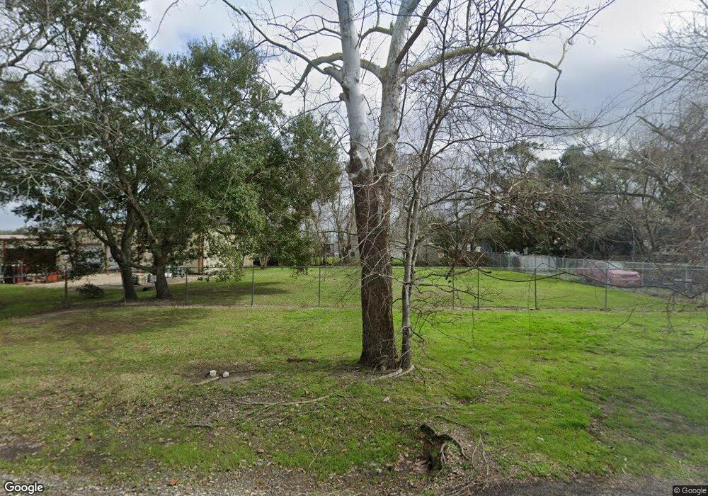 302 N Bates St, Alvin, TX 77511 - photo 1