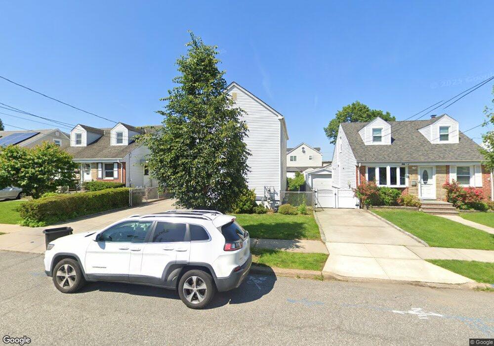 255 Mckinley Pkwy, Mineola, NY 11501 - photo 1