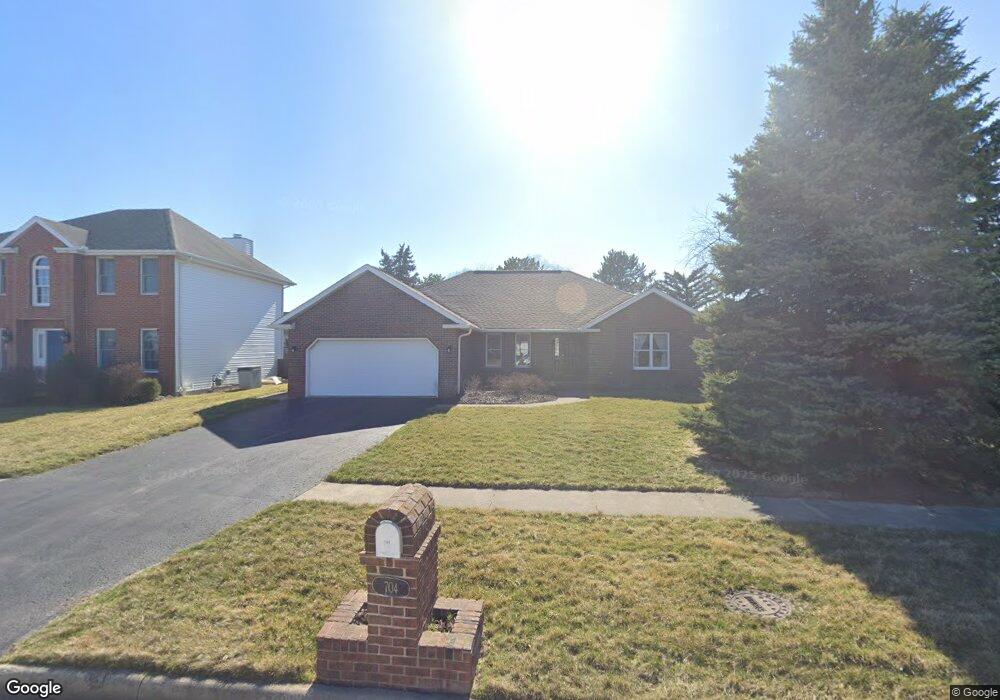 704 Hunters Creek Dr, Findlay, OH 45840 - photo 1