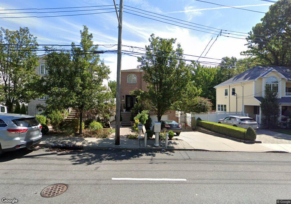 572 Drumgoole Rd E, Staten Island, NY 10312 - photo 1