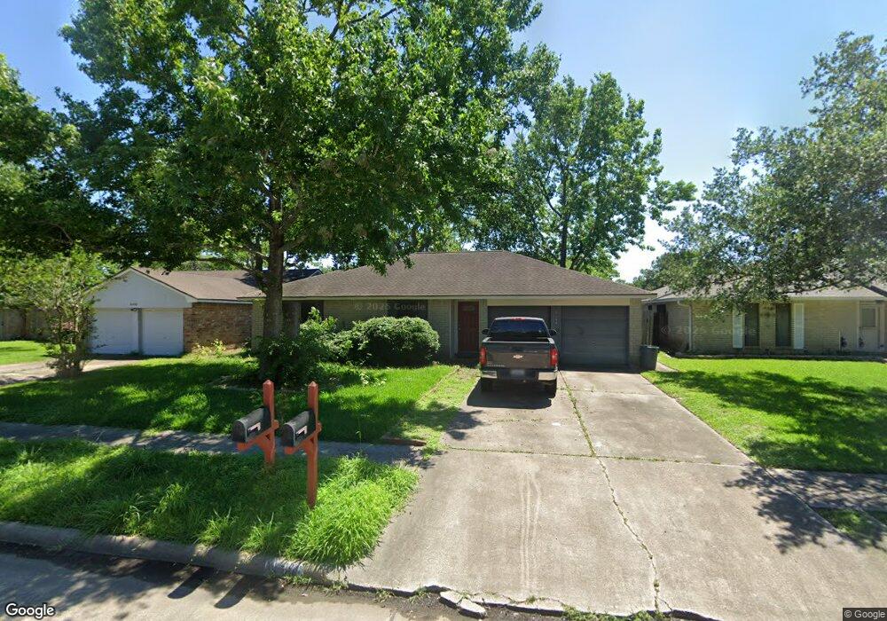 16446 Hibiscus Ln, Friendswood, TX 77546 - photo 1