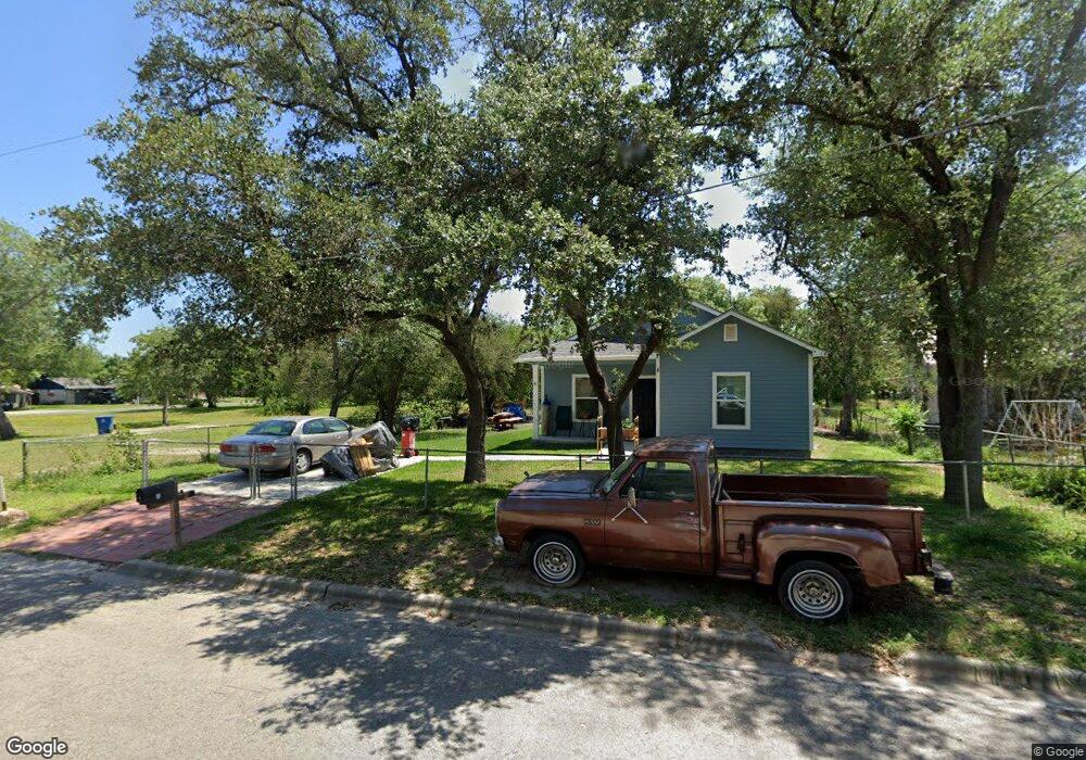 804 E Lott St, Beeville, TX 78102 - photo 1