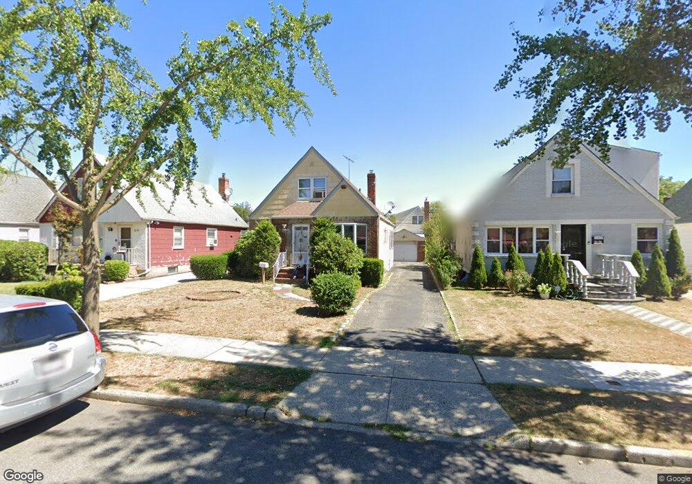 8253 266th St, Glen Oaks, NY 11004 - photo 1