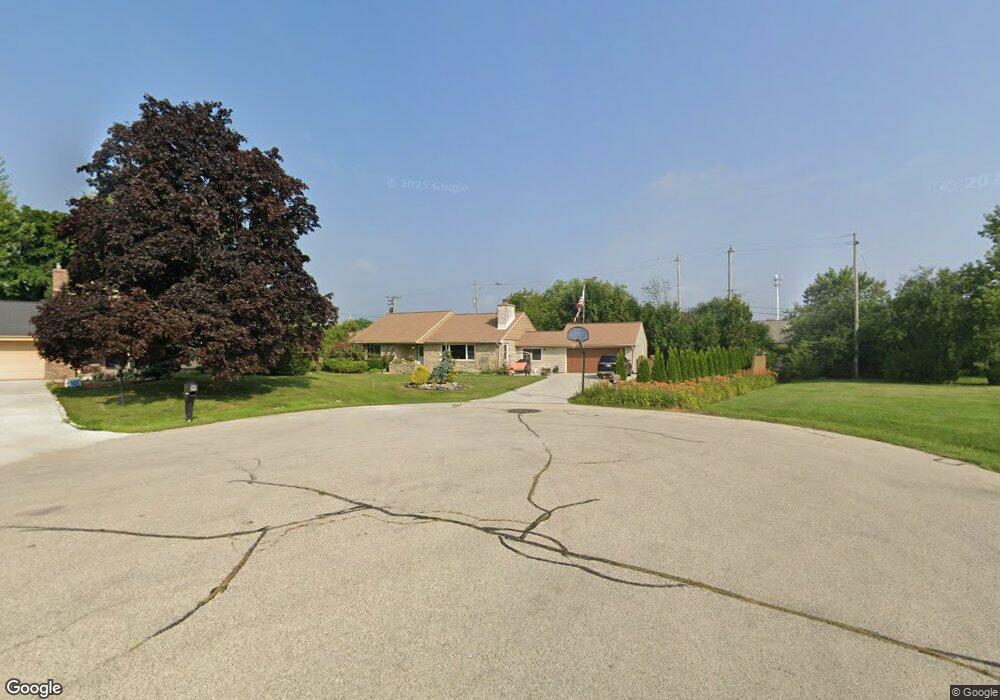 8615 N Fox Croft Ln, Milwaukee, WI 53217 - photo 1