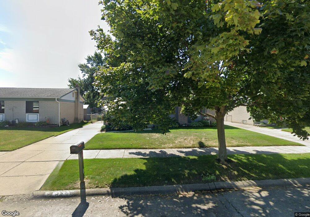 17300 E Pointe Dr, Roseville, MI 48066 - photo 1