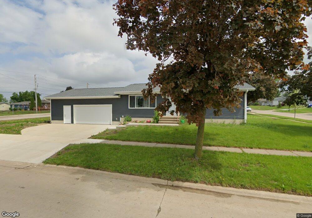 10 26th Avenue Dr SW, Cedar Rapids, IA 52404 - photo 1