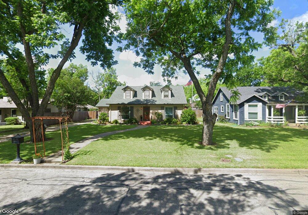 306 Bellevue Dr, Cleburne, TX 76033 - photo 1