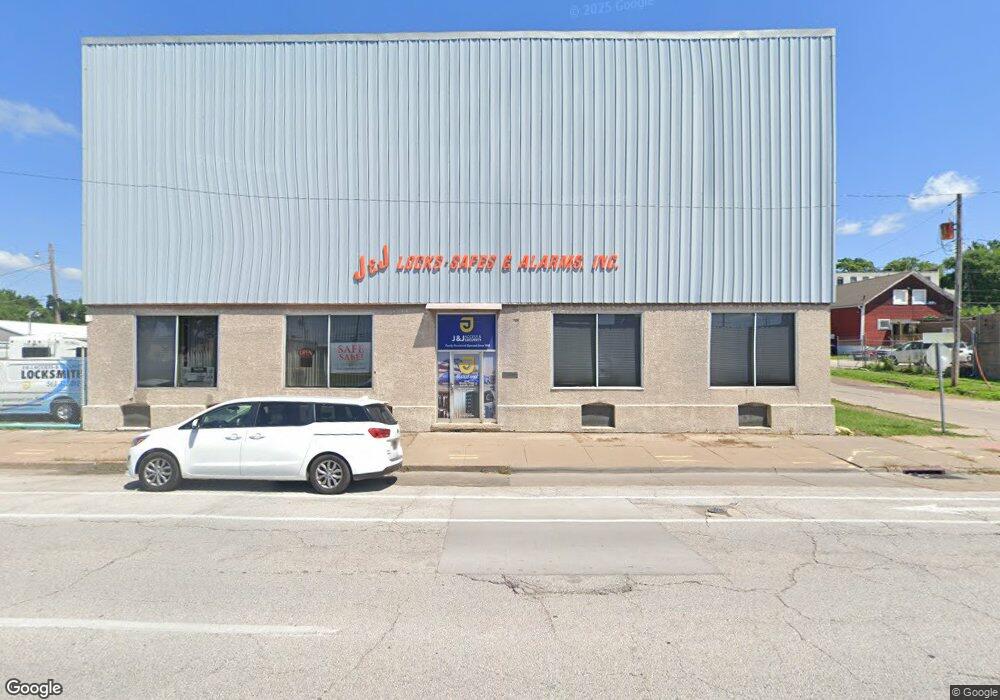 1304 W 4th St, Davenport, IA 52802 - photo 1