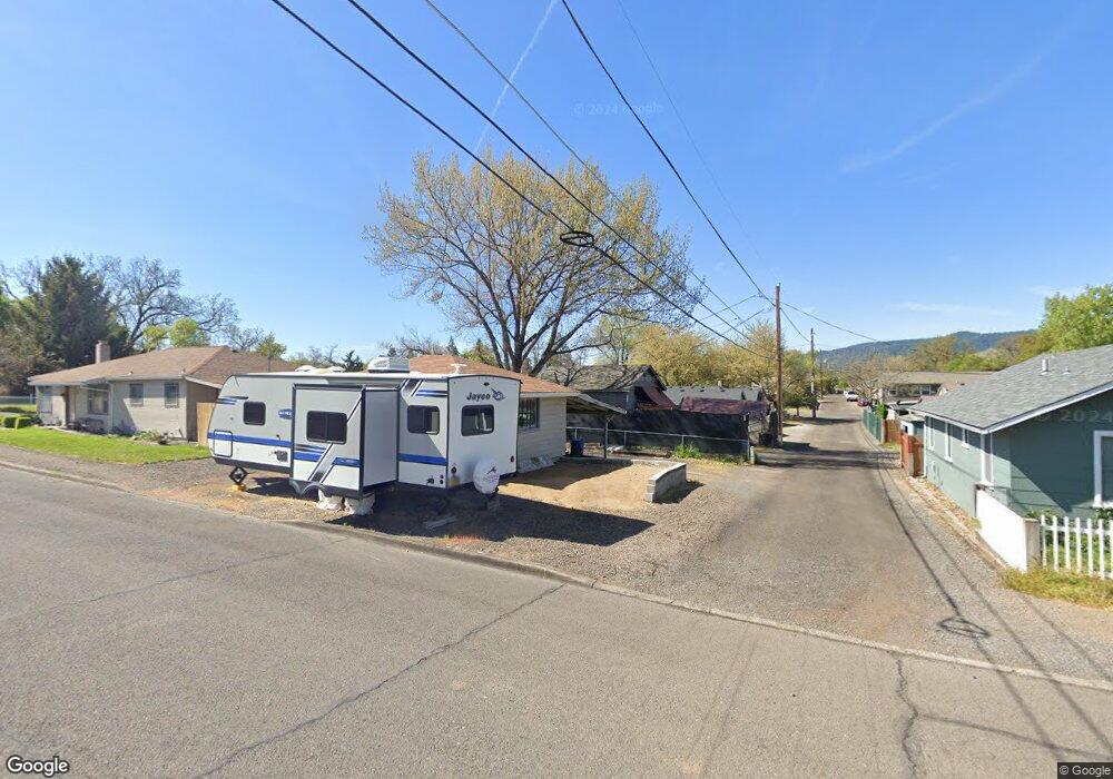 437 Maple St, Central Point, OR 97502 - photo 1