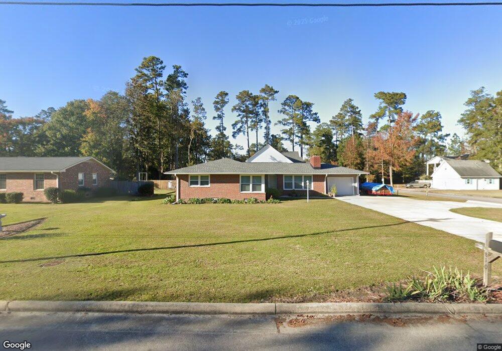 810 E Wilmington St, Burgaw, NC 28425 - photo 1