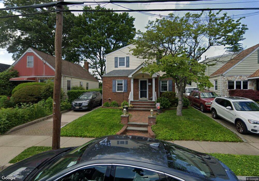 118 Albertson Place, Mineola, NY 11501 - photo 1