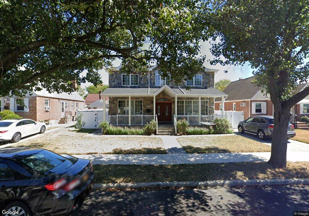 8239 267th St, Glen Oaks, NY 11004 - photo 1