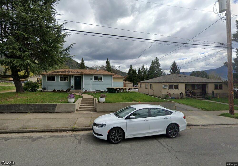 925 NE 9th St, Grants Pass, OR 97526 - photo 1