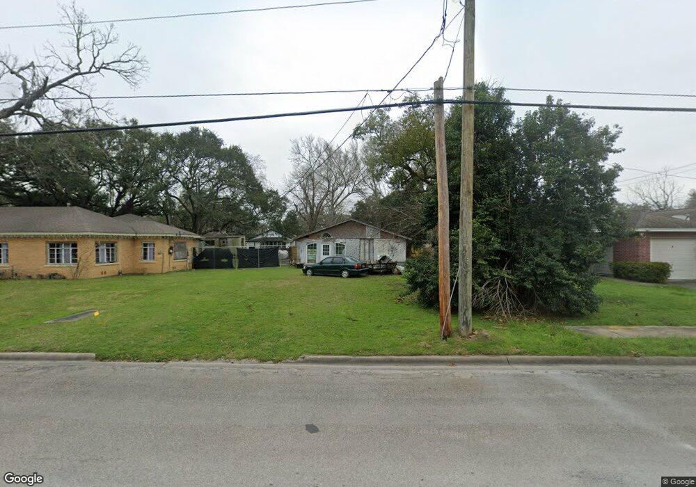 812 W Sealy St, Alvin, TX 77511 - photo 1