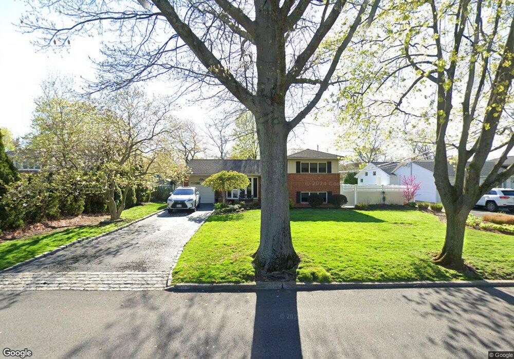 19 Niagara Ln, ComMacK, NY 11725 - photo 1