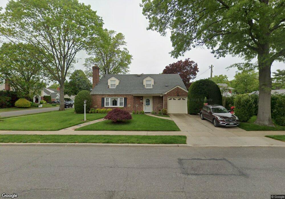 137 Cambridge Ave, Garden City, NY 11530 - photo 1