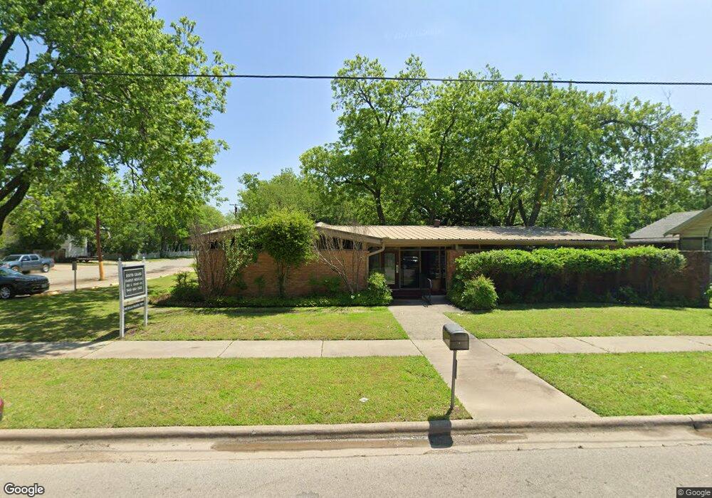 302 S Grand Ave, Gainesville, TX 76240 - photo 1