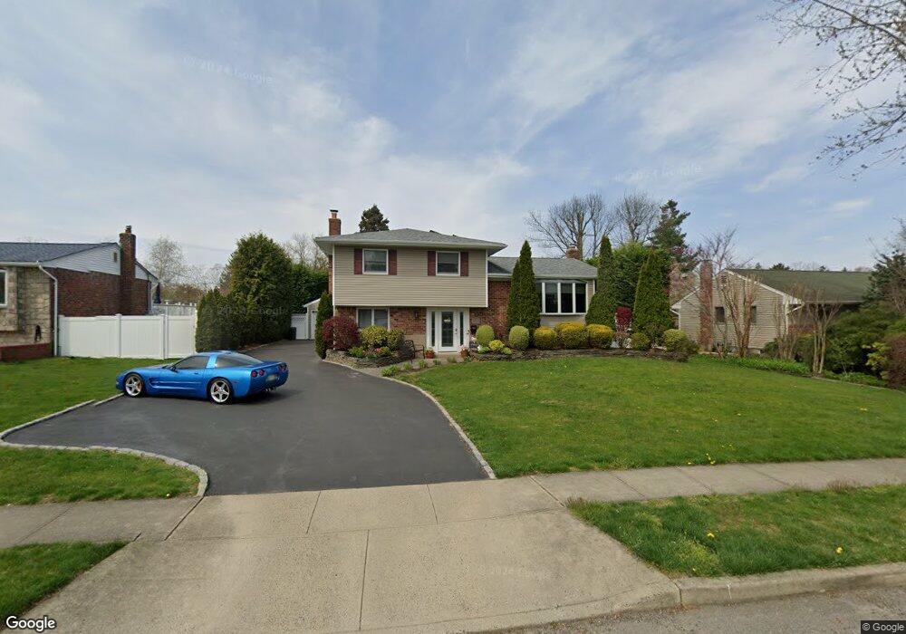 19 Hayrick Ln, ComMacK, NY 11725 - photo 1