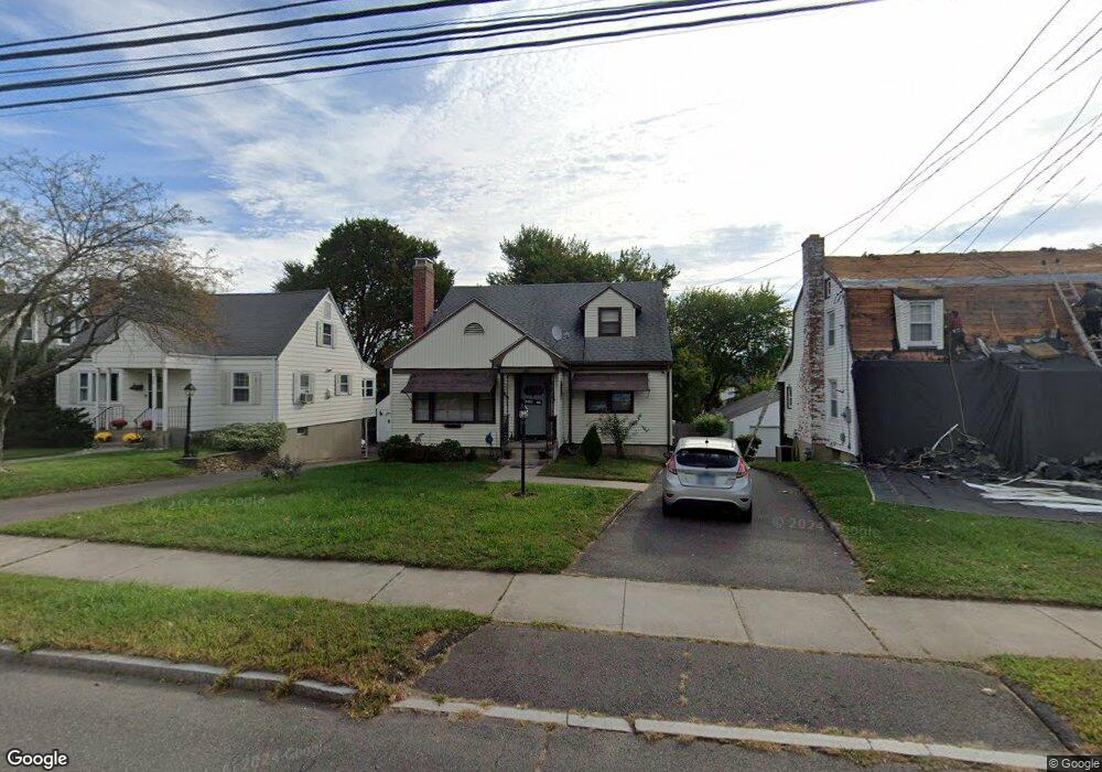 566 Quaker Ln S, West Hartford, CT 06110 - photo 1